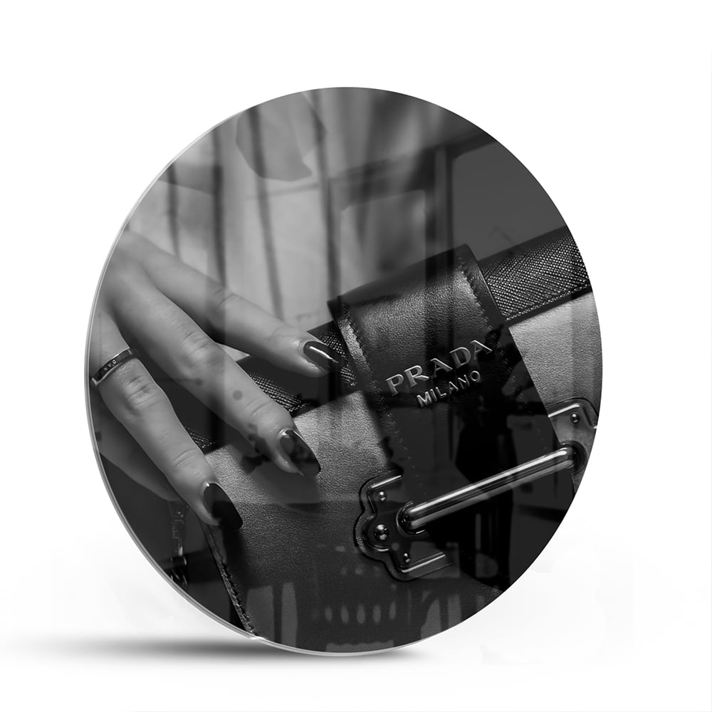 Glazen schilderij met close-up van luxe accessoires op een wand.