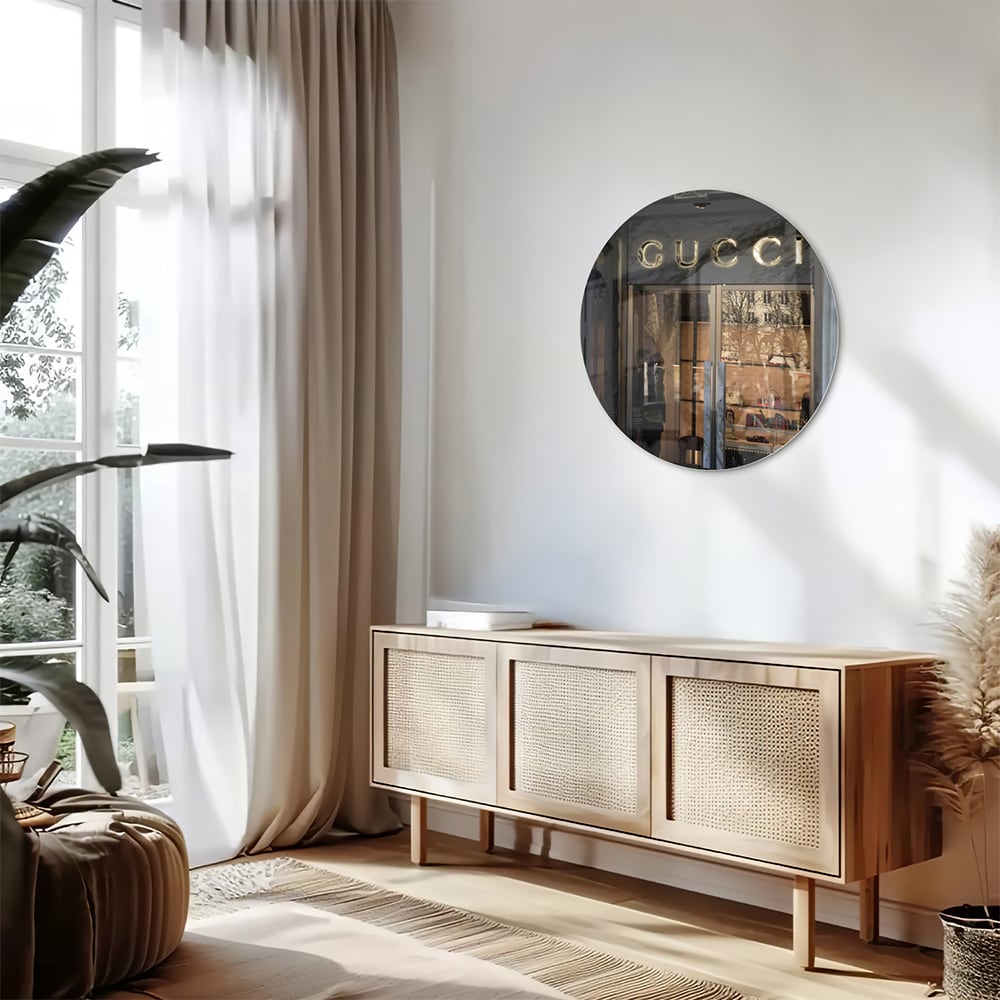 Elegant glazen schilderij van de Gucci etalage in een modern interieur.