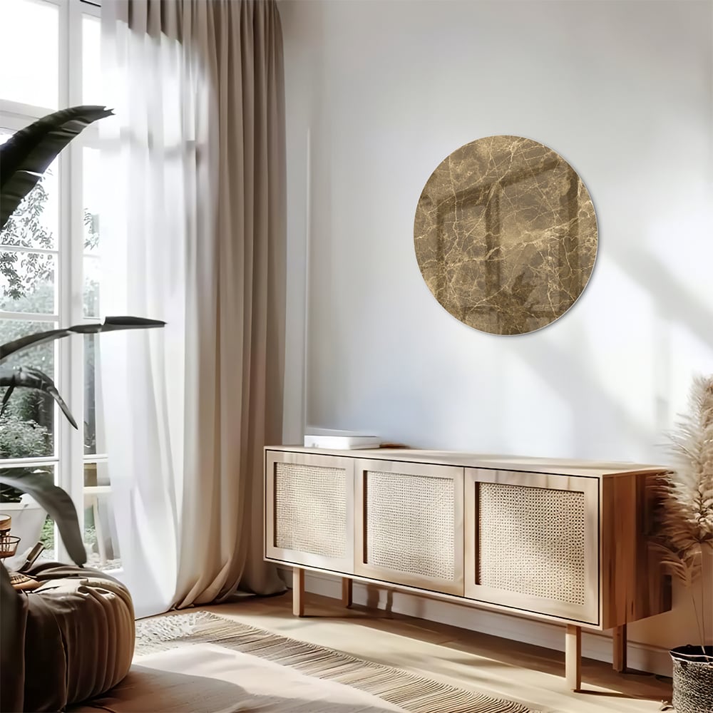 Goudkleurig glazen schilderij met marmer effect aan de muur