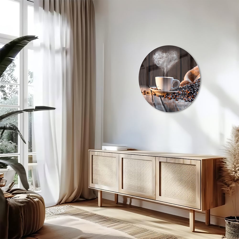 Glazen schilderij met een dampende kop koffie en koffiebonen op een houten tafel.