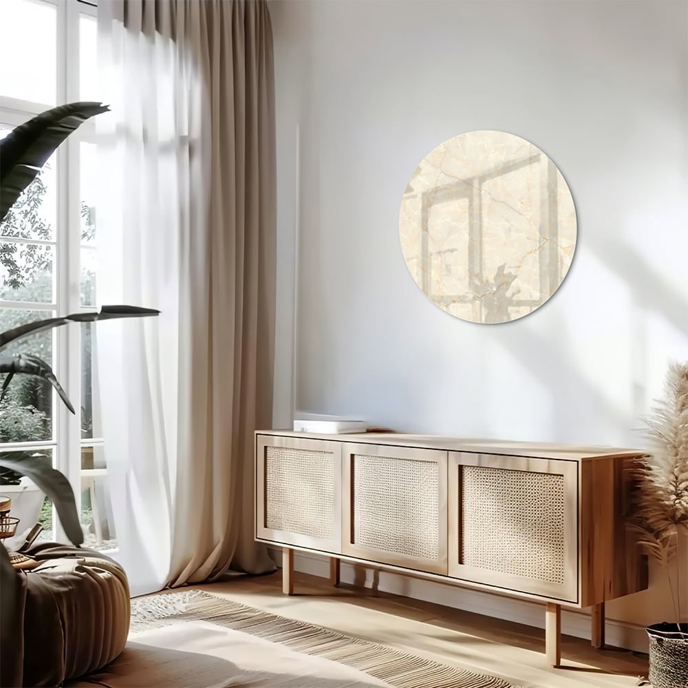 Glazen schilderij met marmer motief aan de muur boven een houten meubel.