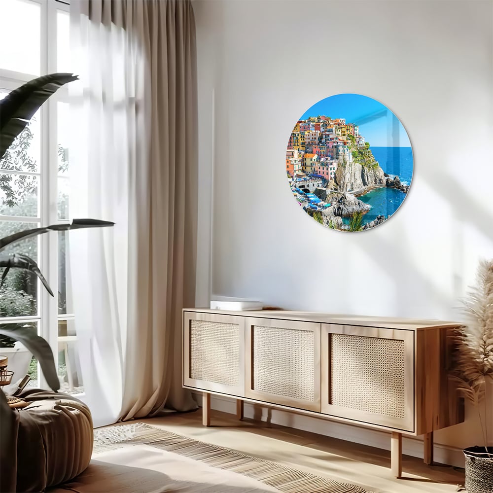 Glazen schilderij van een kleurrijke kustlijn met huizen aan de zee