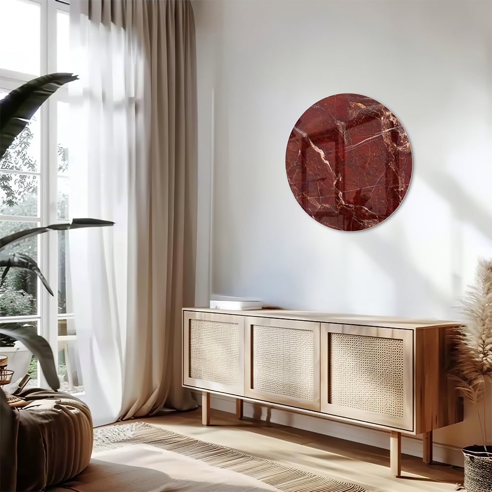 Rood glazen schilderij met marmerlook aan de muur boven een houten kast
