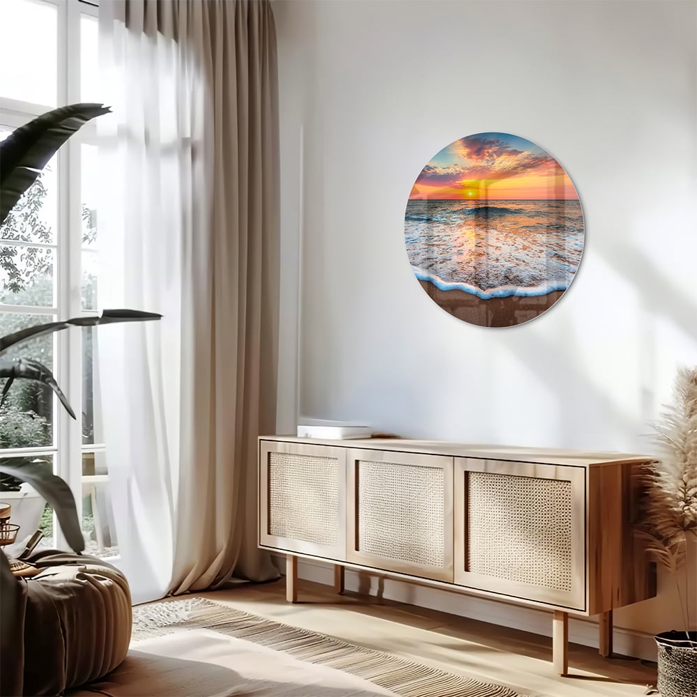 Glazen schilderij van een zonsondergang boven de zee met een warme kleurenpalet.