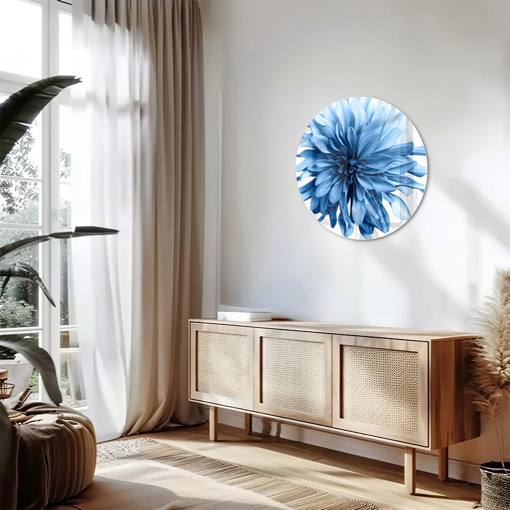 Glazen schilderij van een blauwe bloem in een moderne woonkamer