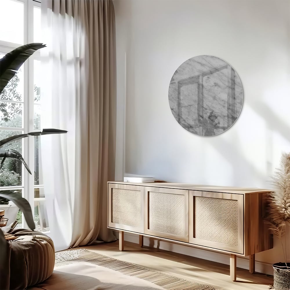 Glazen schilderij met marmerlook in een stijlvolle woonkamer met een houten meubel.