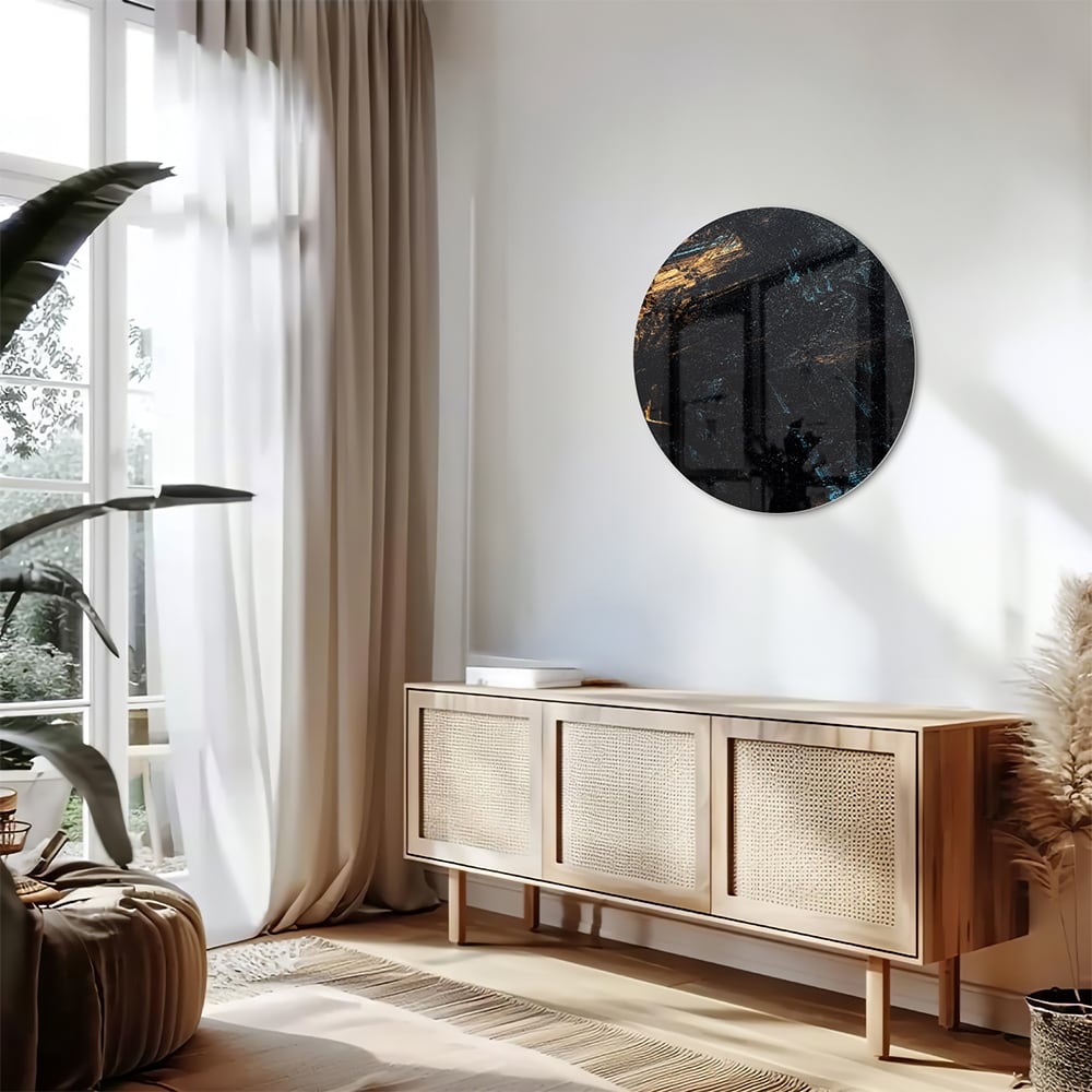 Abstract glazen schilderij met gouden en zwarte accenten aan de muur.