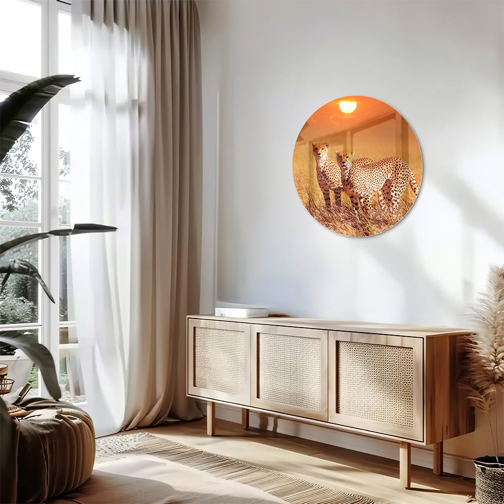 Glazen schilderij van twee cheeta's in een gouden savanne bij zonsondergang.
