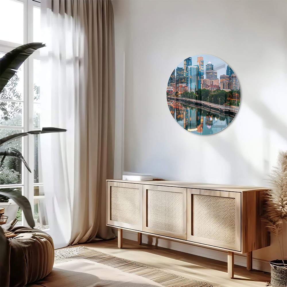 Glazen schilderij met een stadsgezicht en reflecties in het water