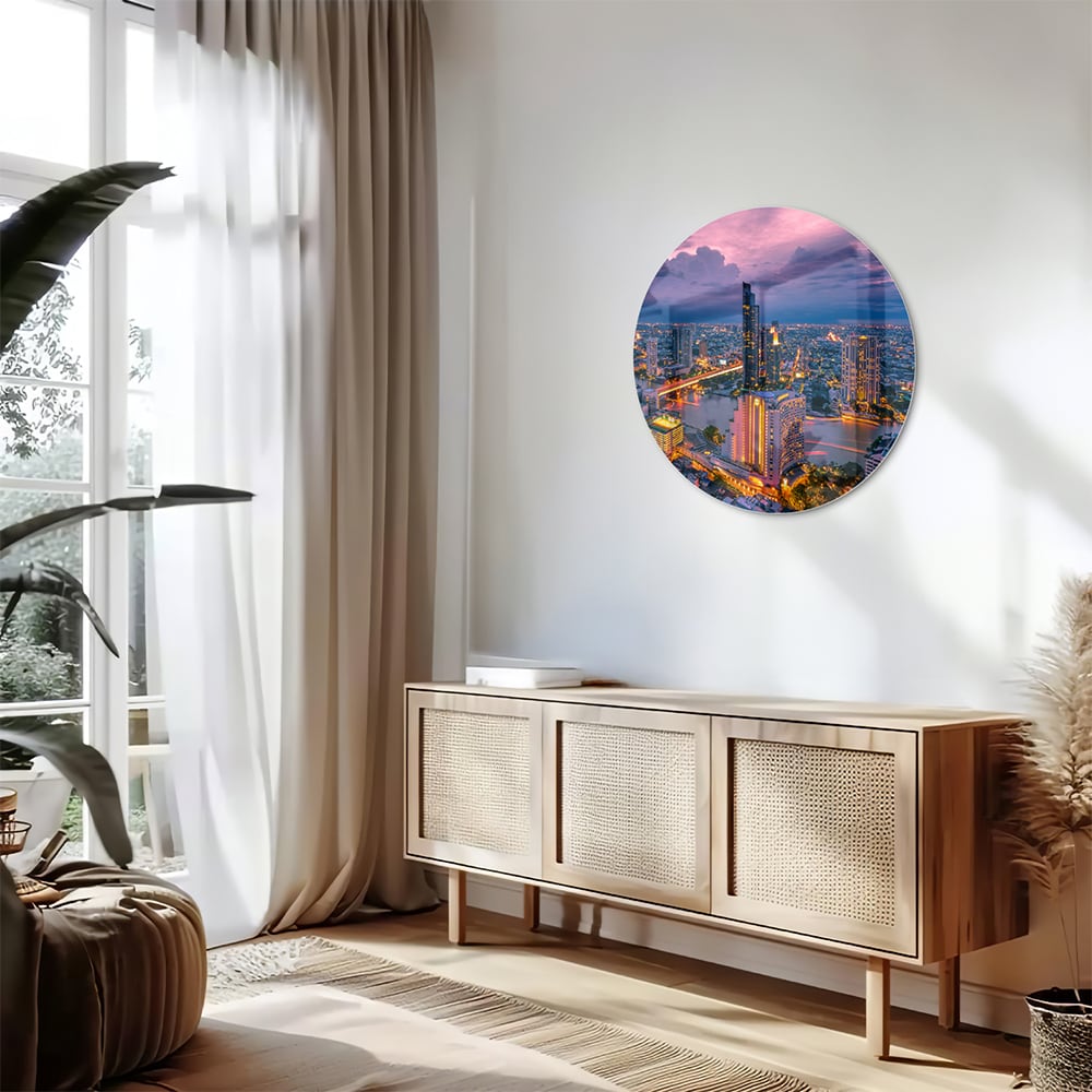 Glazen schilderij van een stad met avondlicht, perfect voor in huis.