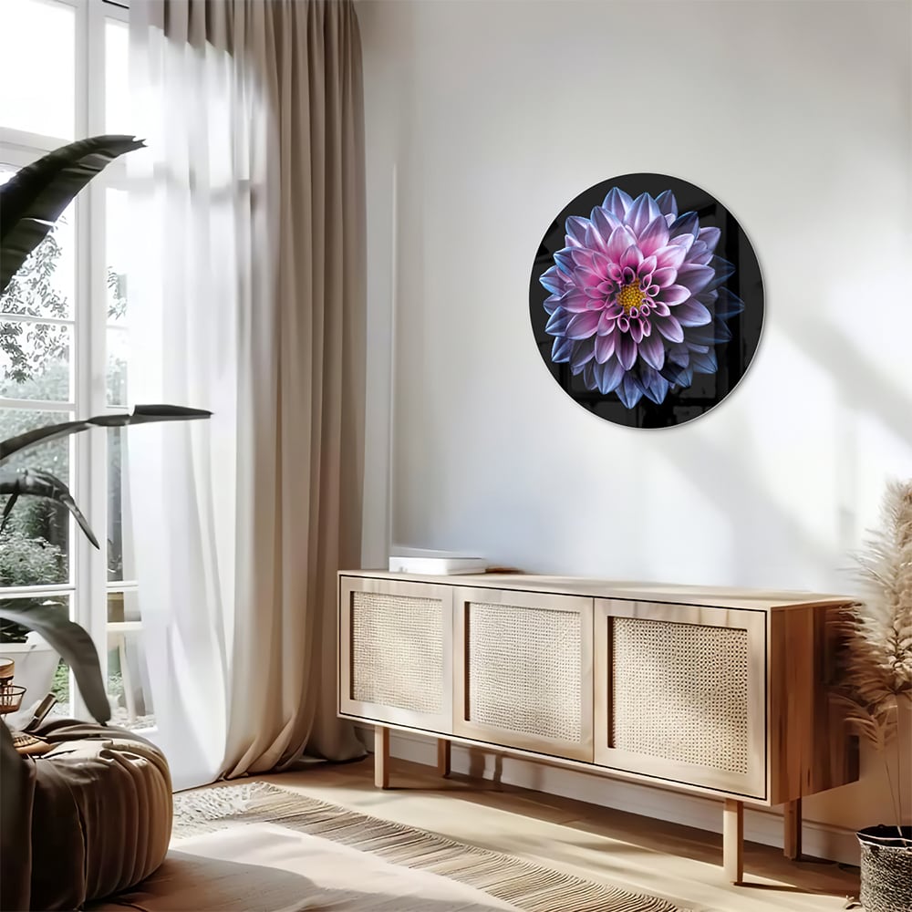 Glazen schilderij van een roze bloem aan de muur in een stijlvolle woonkamer.