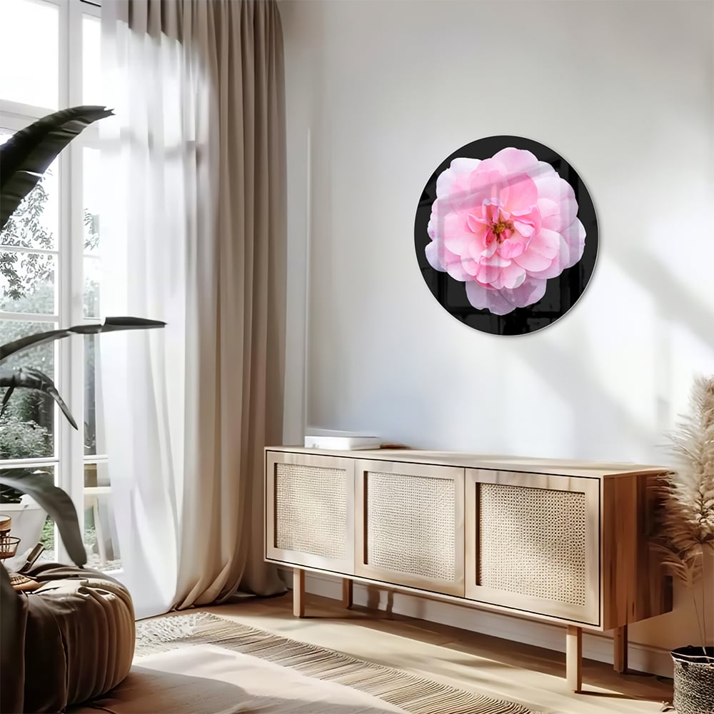Glazen schilderij van een roze bloem op zwart glas, geschikt voor moderne interieurs.