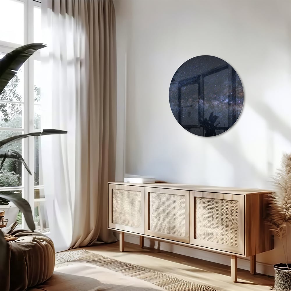 Glas schilderij met een sterrenhemel in een moderne woonkamer.
