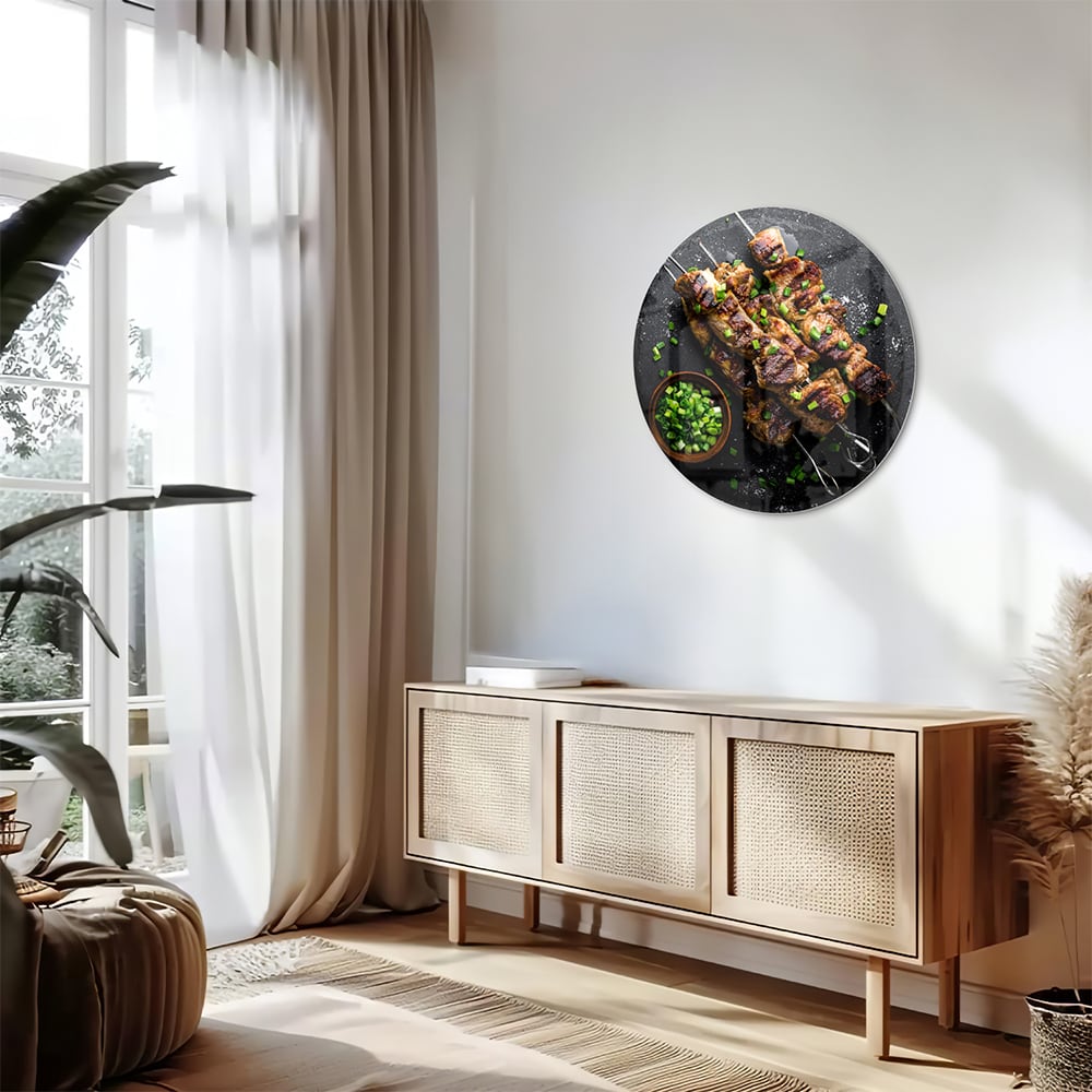 Glazen schilderij met kebabs op een zwarte achtergrond, perfect voor keuken decoratie.