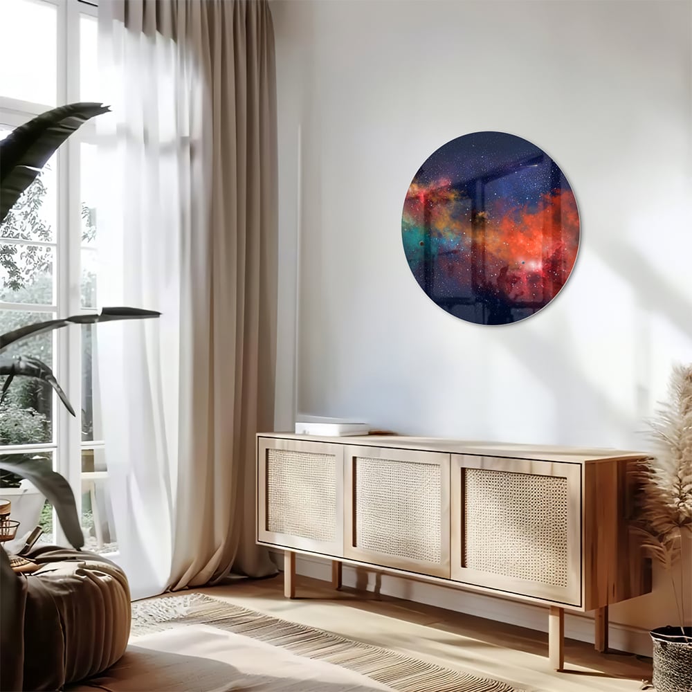 Glazen schilderij van een sterrenstelsel in levendige kleuren aan de muur.
