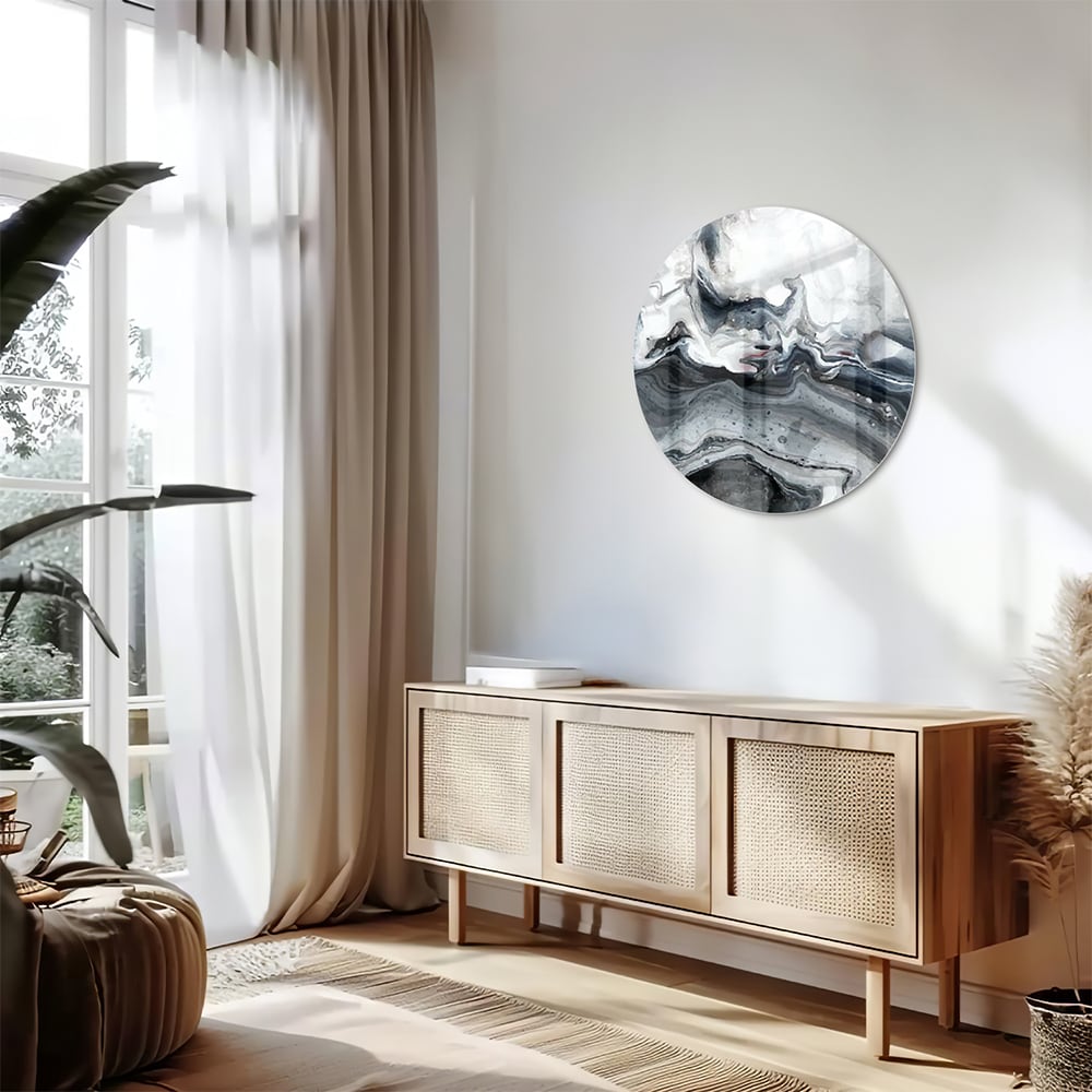Abstract glazen schilderij met grijze en witte tinten aan de muur.