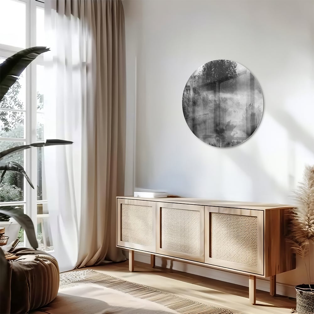 Glazen schilderij met een abstract zwart-wit landschap van bomen in de mist.