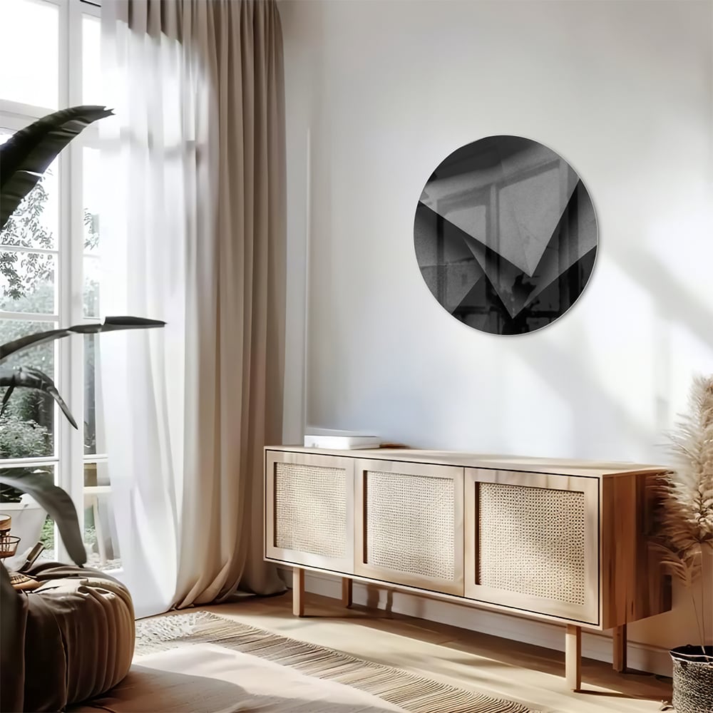 Modern glazen schilderij met een geometrisch zwart-wit ontwerp aan de muur.