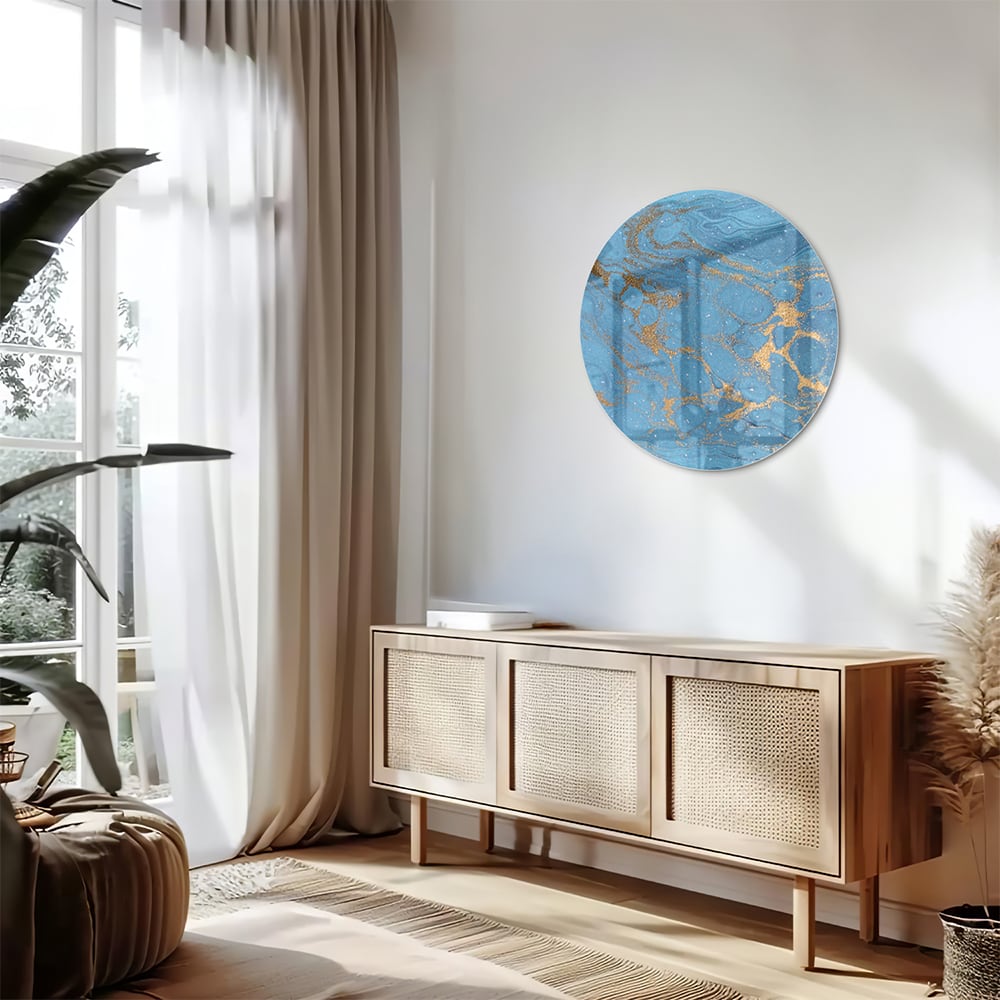 Glazen schilderij met blauw en gouden patronen aan de muur boven een houten kast.