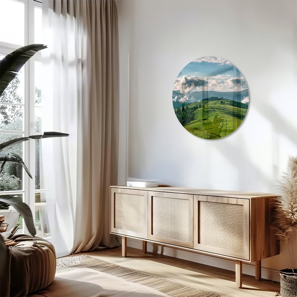 Glas schilderij van een prachtig berglandschap met groene heuvels en bergen.