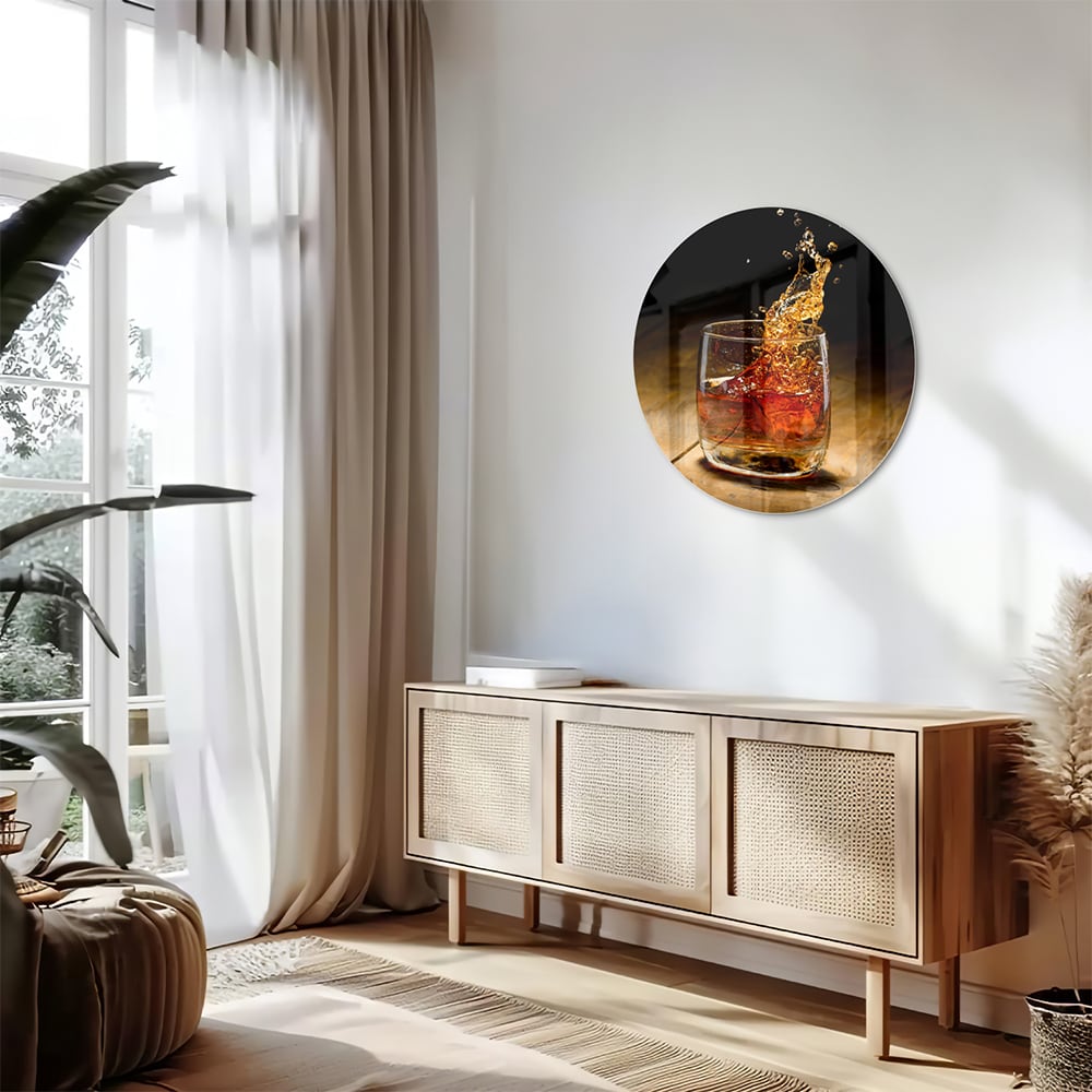Glazen schilderij met een glas en spetterende drank op een houten tafel.