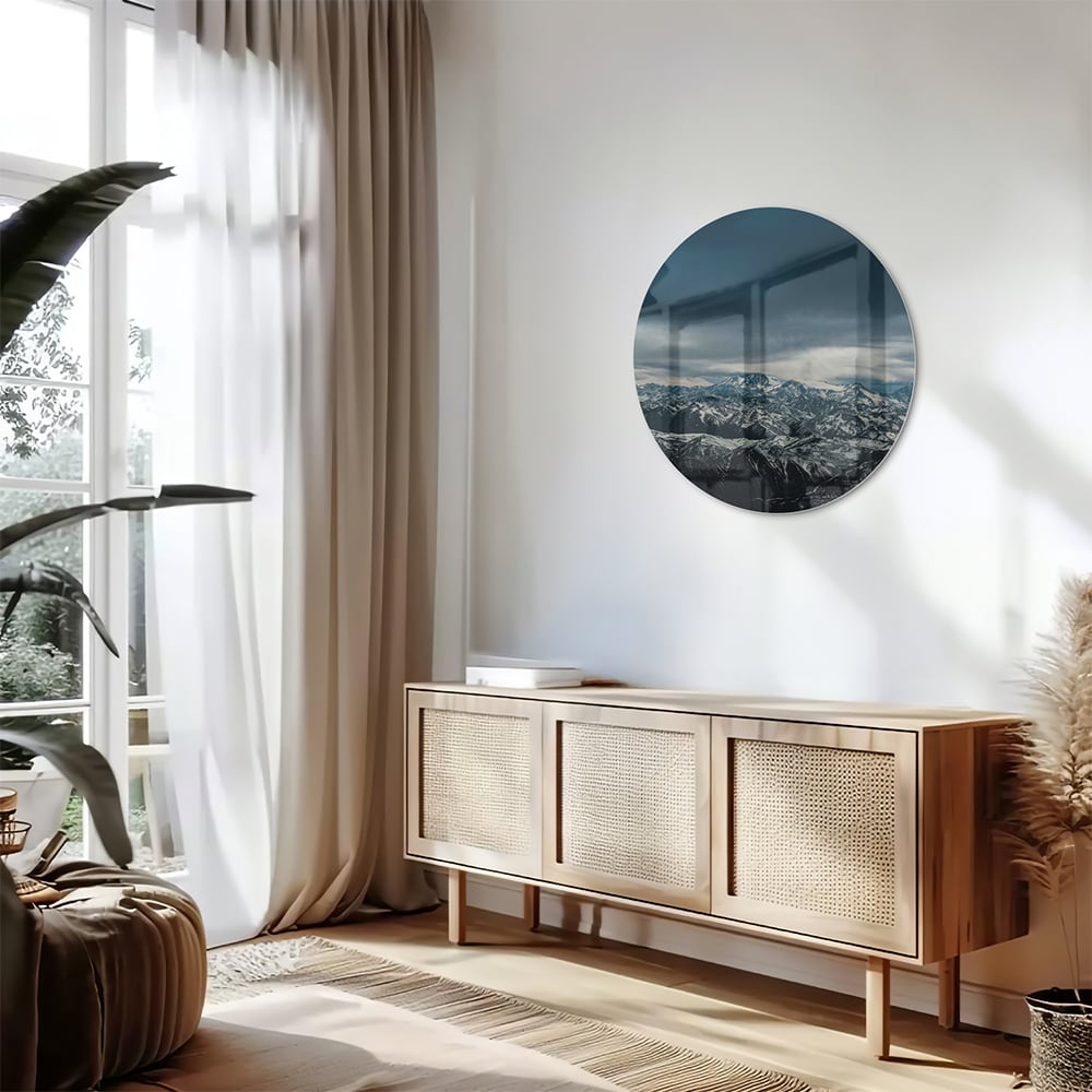 Glazen schilderij van een majestueus berglandschap met sneeuwtoppen