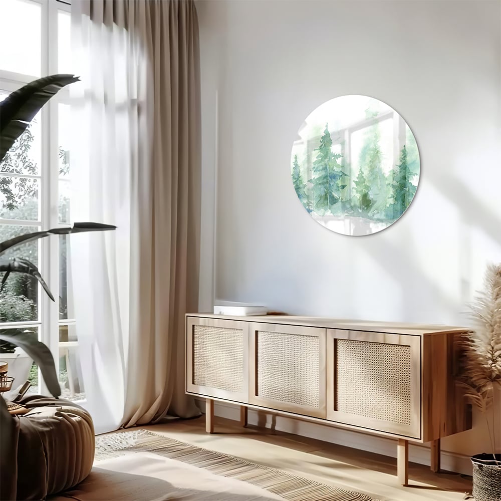 Glazen schilderij met groene dennenbomen aan de muur in een modern interieur.