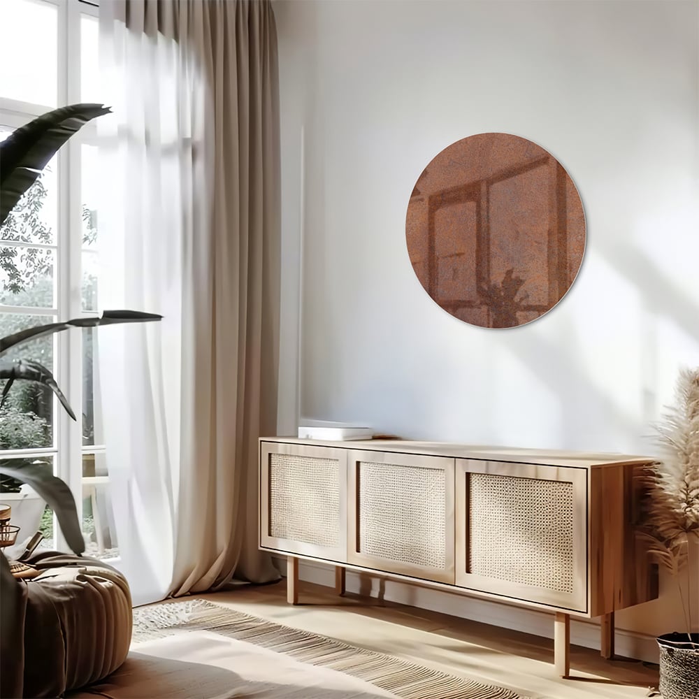 Abstract glazen schilderij met aardetinten boven een houten meubel.