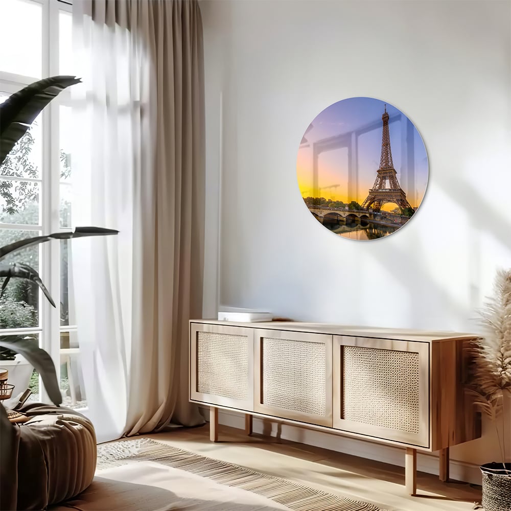 Een glazen schilderij van de Eiffeltoren bij zonsondergang, met warme kleuren.