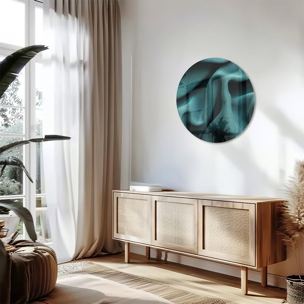 Elegante blauwgroene glazen schilderij in een moderne woonomgeving.