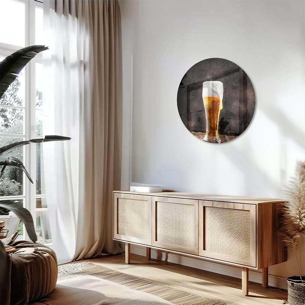 Glazen schilderij van een biertje op houten ondergrond