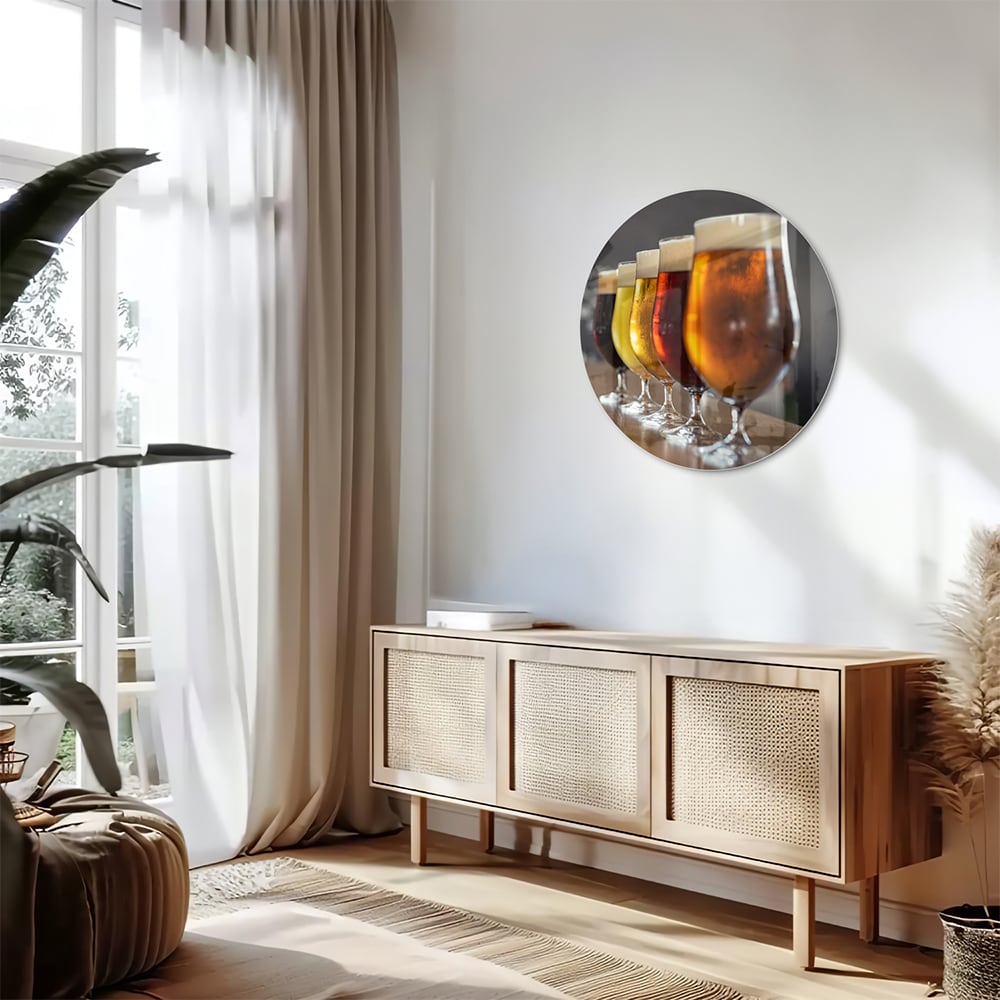 Glazen schilderij met een selectie verschillende bieren in helder glazen.