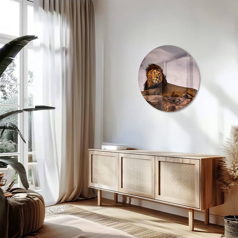 Glazenschilderij van een majestueuze leeuw op een rots, perfect voor interieurdecoratie.