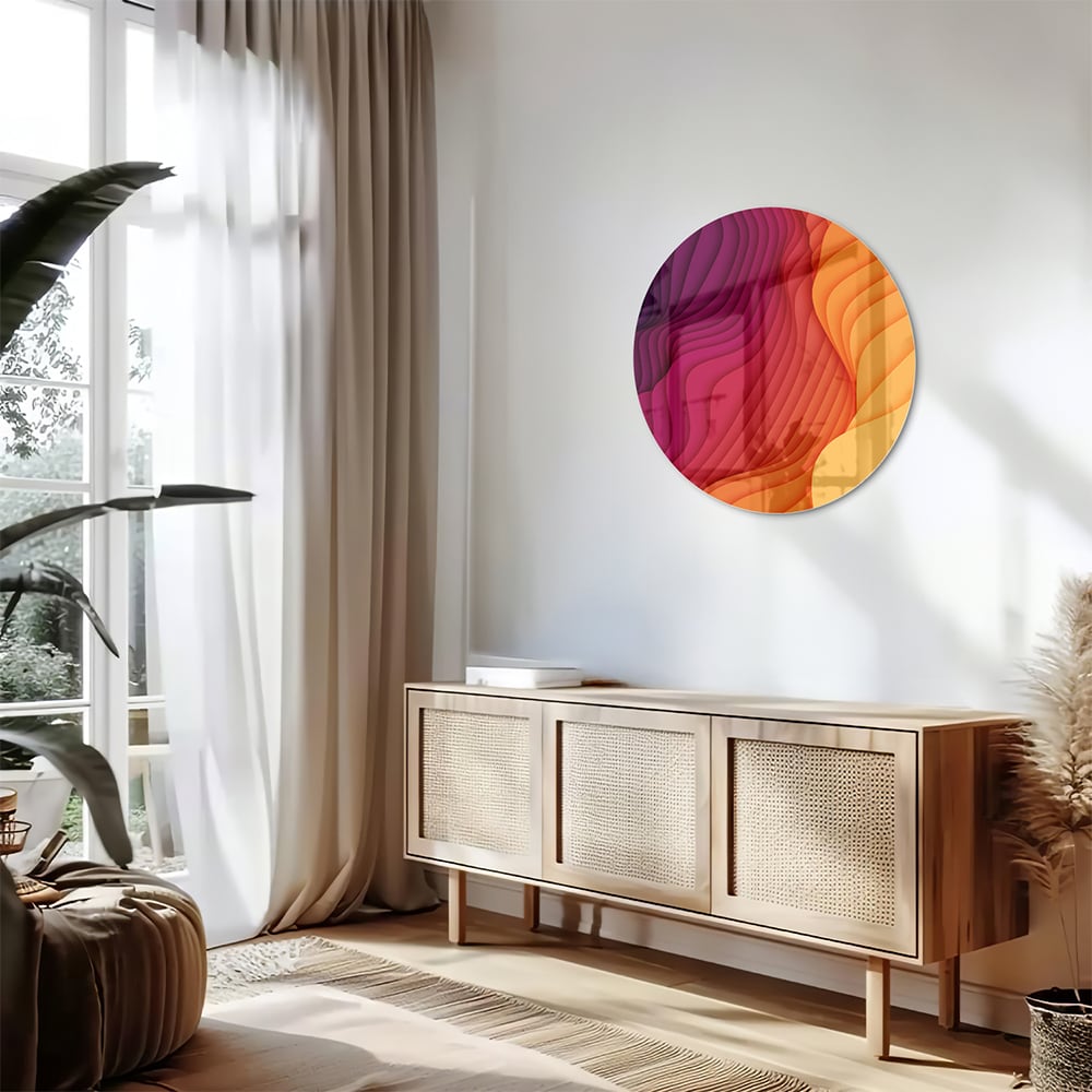 Abstract glazen schilderij met paarse en oranje golven aan de muur.