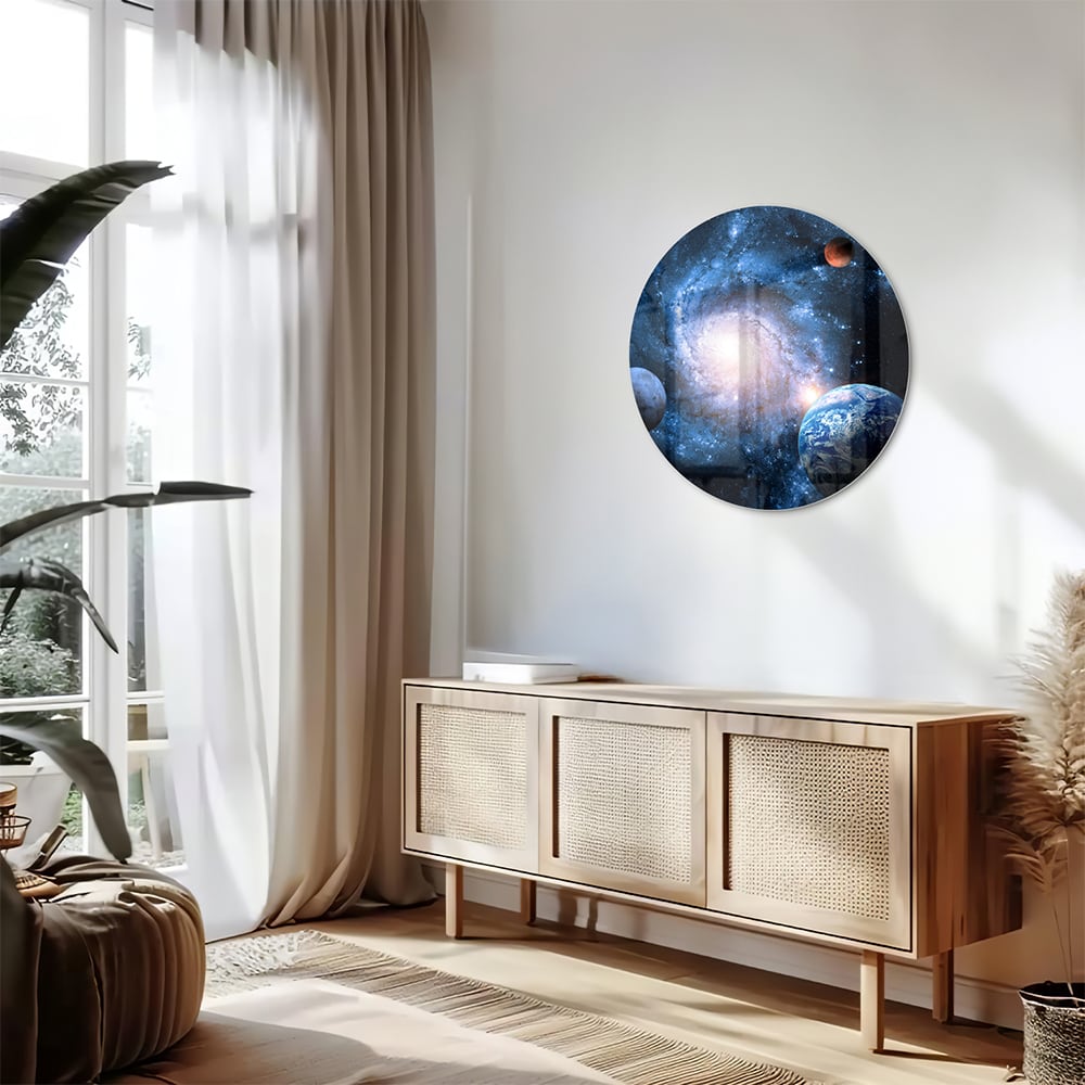 Glazen schilderij van het heelal met sterren en planeten, hangend aan de muur