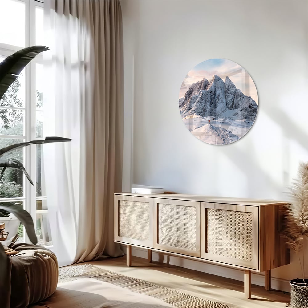 Glazen schilderij van besneeuwde bergen in een lichte woonkamer