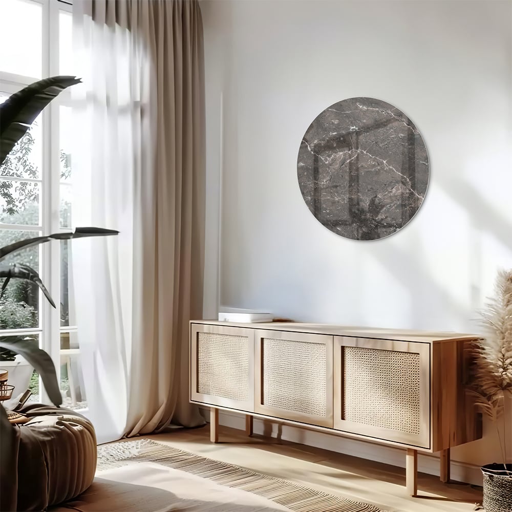 Glazen schilderij met marmerdesign in een moderne woonkamer