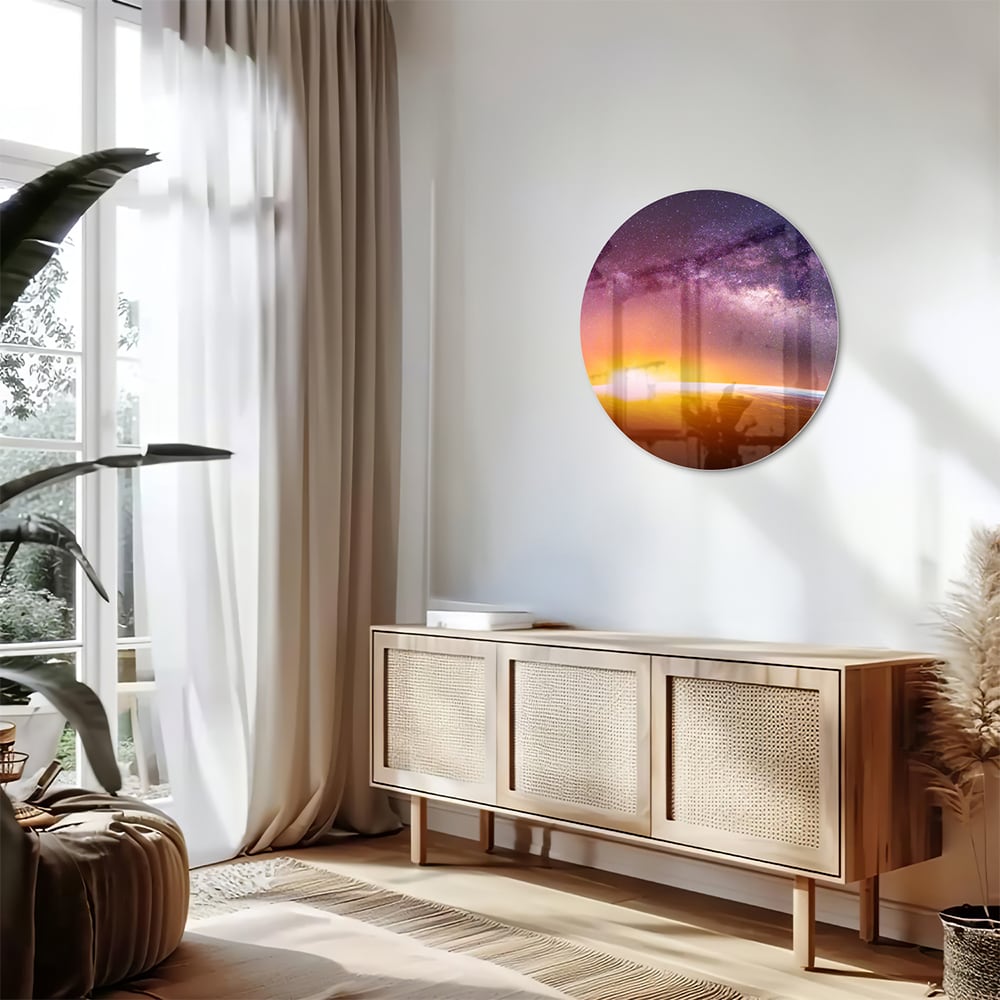 Glazen schilderij van een sterrenhemel met zonsondergang, hangt aan de muur in een stijlvolle woonkamer.