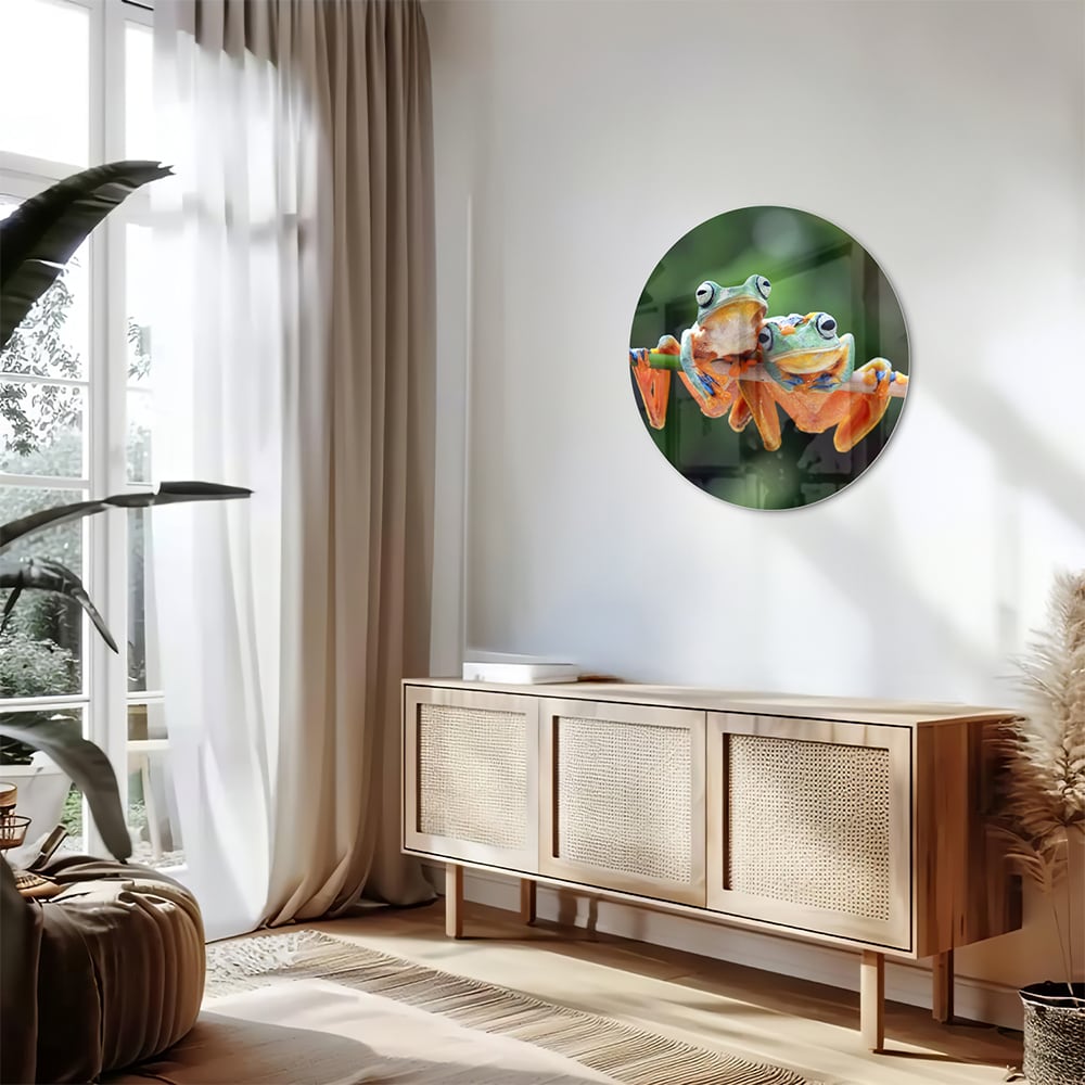 Glazen schilderij van een vrolijke kikker die op een tak zit.