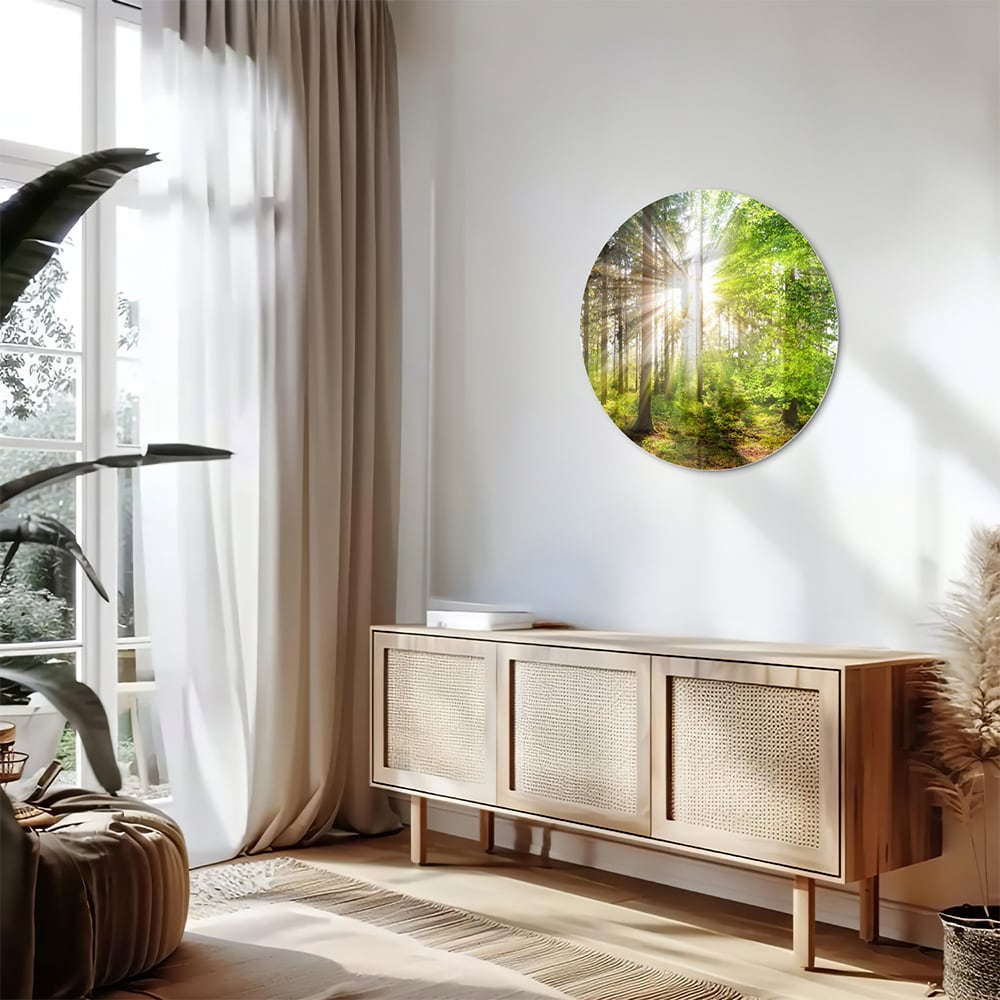 Glazen schilderij van een bos met zonnestralen op een muur.