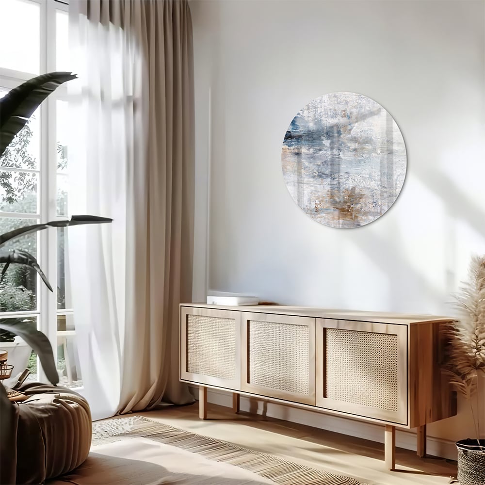 Abstract glazen schilderij met blauwe en neutrale tinten in woonkamer