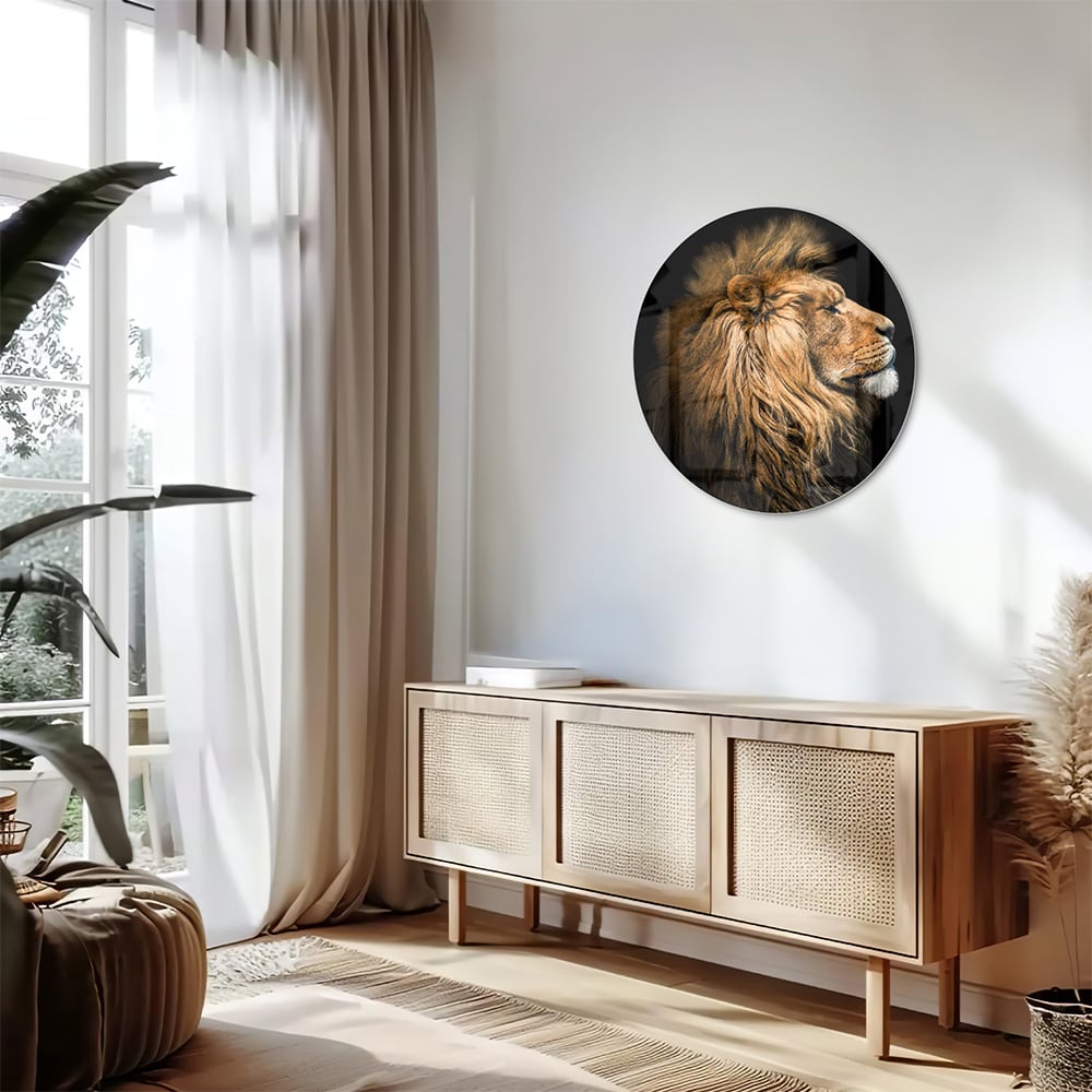 Glazen schilderij van een leeuw met rijke, gouden manen tegen een zwarte achtergrond.