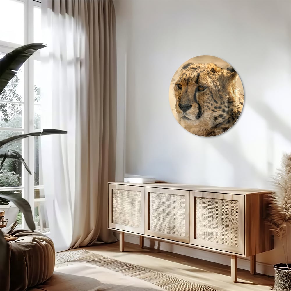 Glazen schilderij van een luipaard hangt aan de muur in een stijlvolle woonkamer.