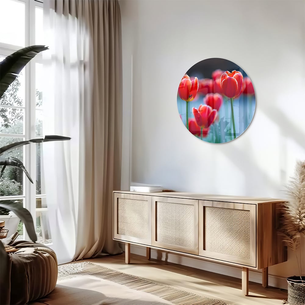 Glazen schilderij met rode tulpen op een witte muur