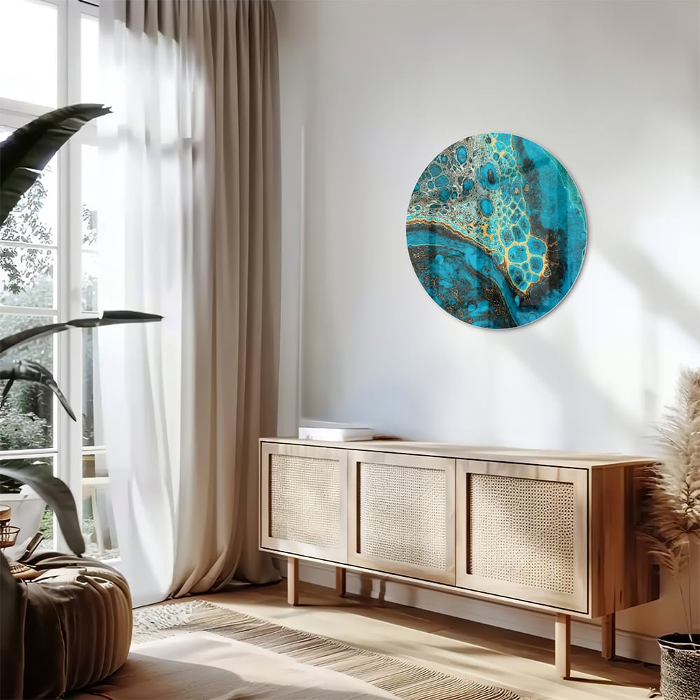 Glazen schilderij in turkoois met gouden accenten aan de muur boven een houten meubel.