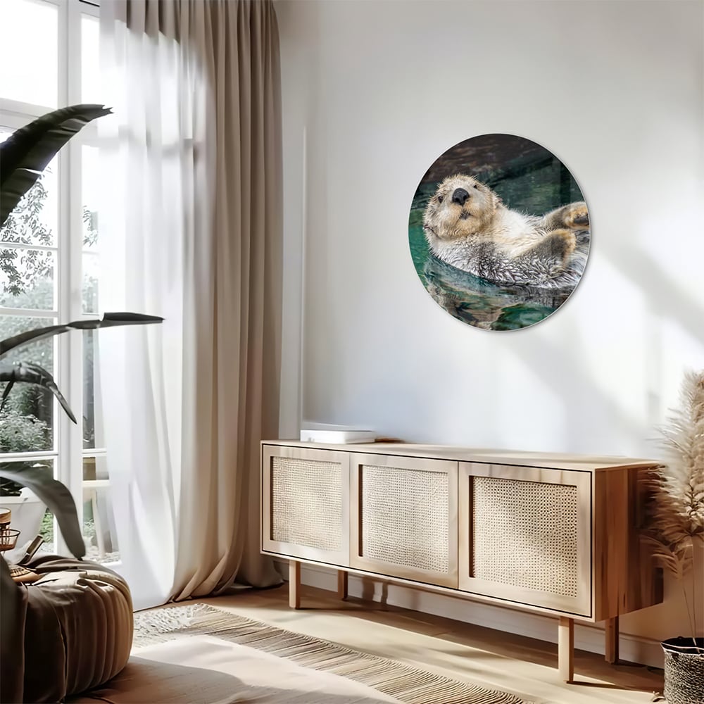 Glazen schilderij van een zeeotter die in water drijft.