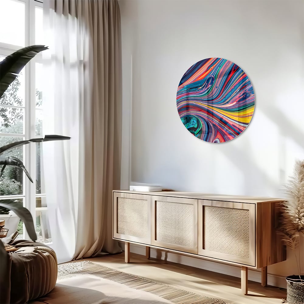 Kleurrijk abstract glazen schilderij aan de muur in een modern interieur.