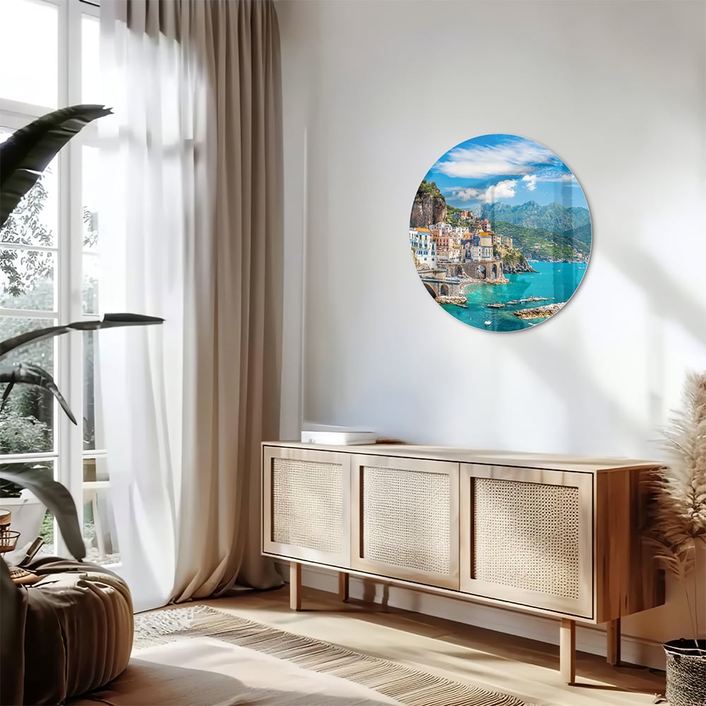 Glazen schilderij van een kustlandschap met blauwe zee en groene bergen.