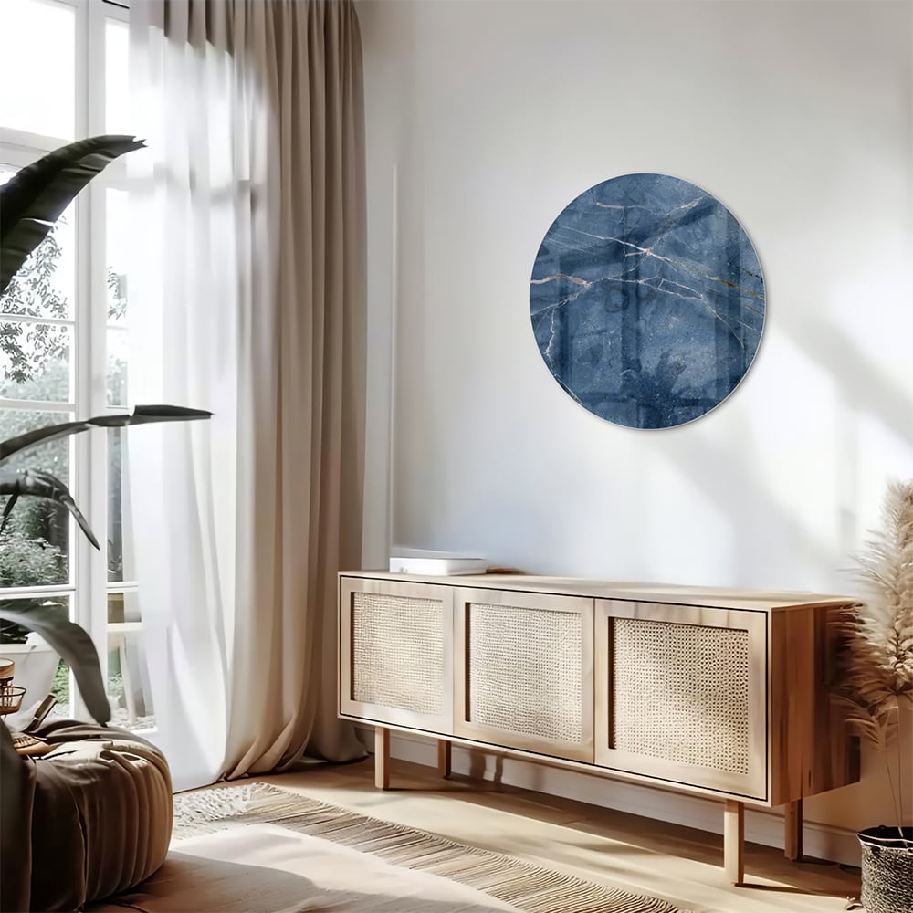 Diepblauw glazen schilderij met marmerstructuur aan de muur