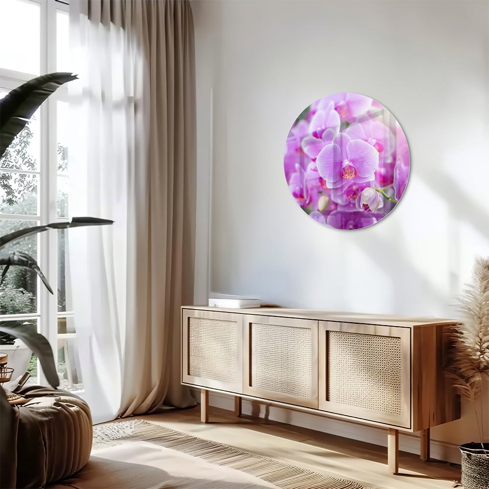 Glazen schilderij met een close-up van paarse orchideen in een mooi interieur